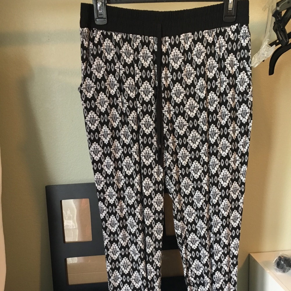 Juniors jogger pants.